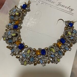 BNWT Beautiful luxury shiny stones necklace